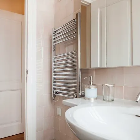 Alfama Castle District Best Views Panoramic Balcony 3 Bedrooms 2 Bathrooms 1st Floor Ac דירה ליסבון